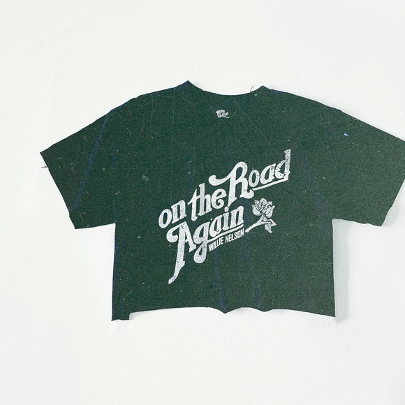 WILLIE NELSON Tops - WILLIE NELSON ON THE ROAD AGAIN 1980 RAW CROPPED BAND TEE
